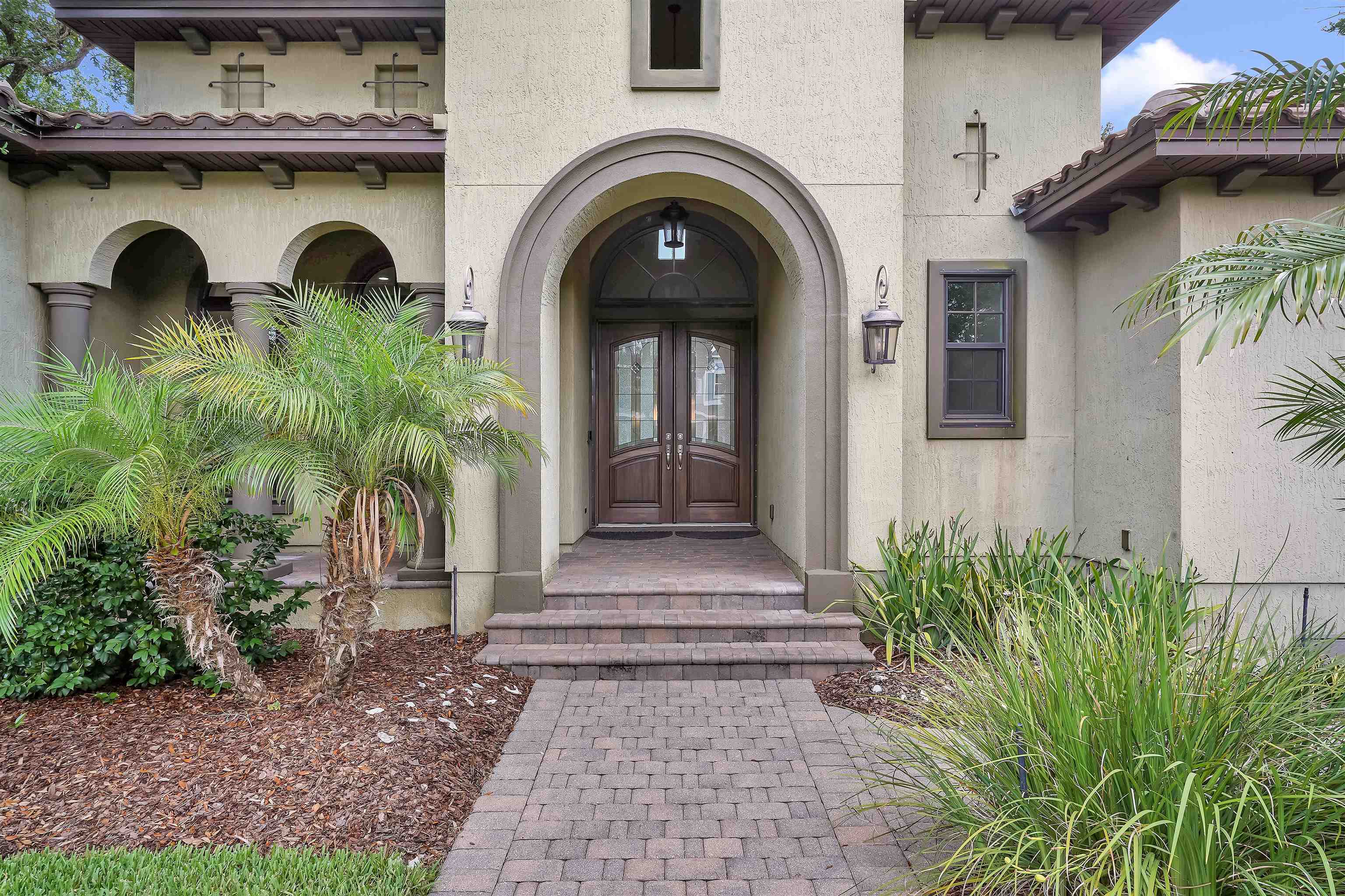Property Photo:  300 S La Crescenta Dr  FL 32080 