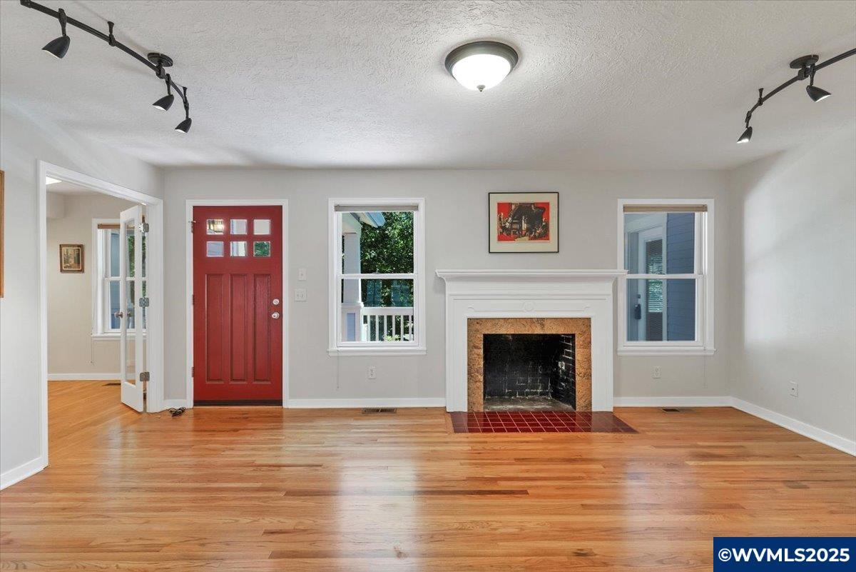 Property Photo: 1925 Fairmount Av S OR 97302