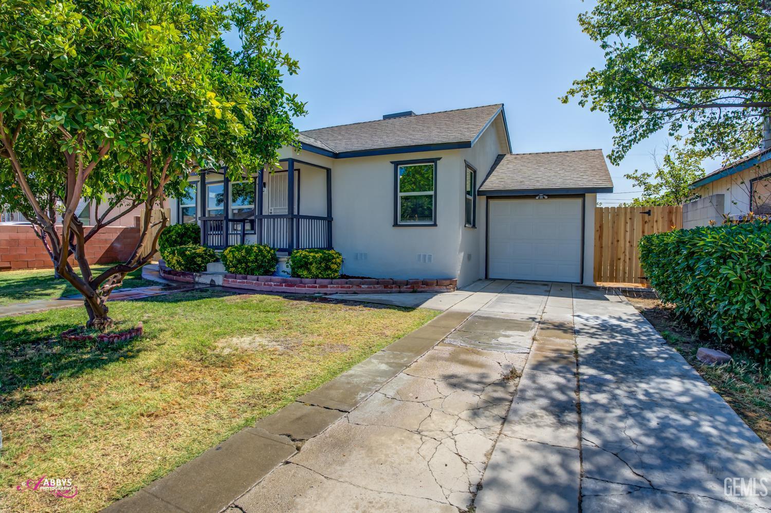Property Photo:  1600 Haldon Street  CA 93308 