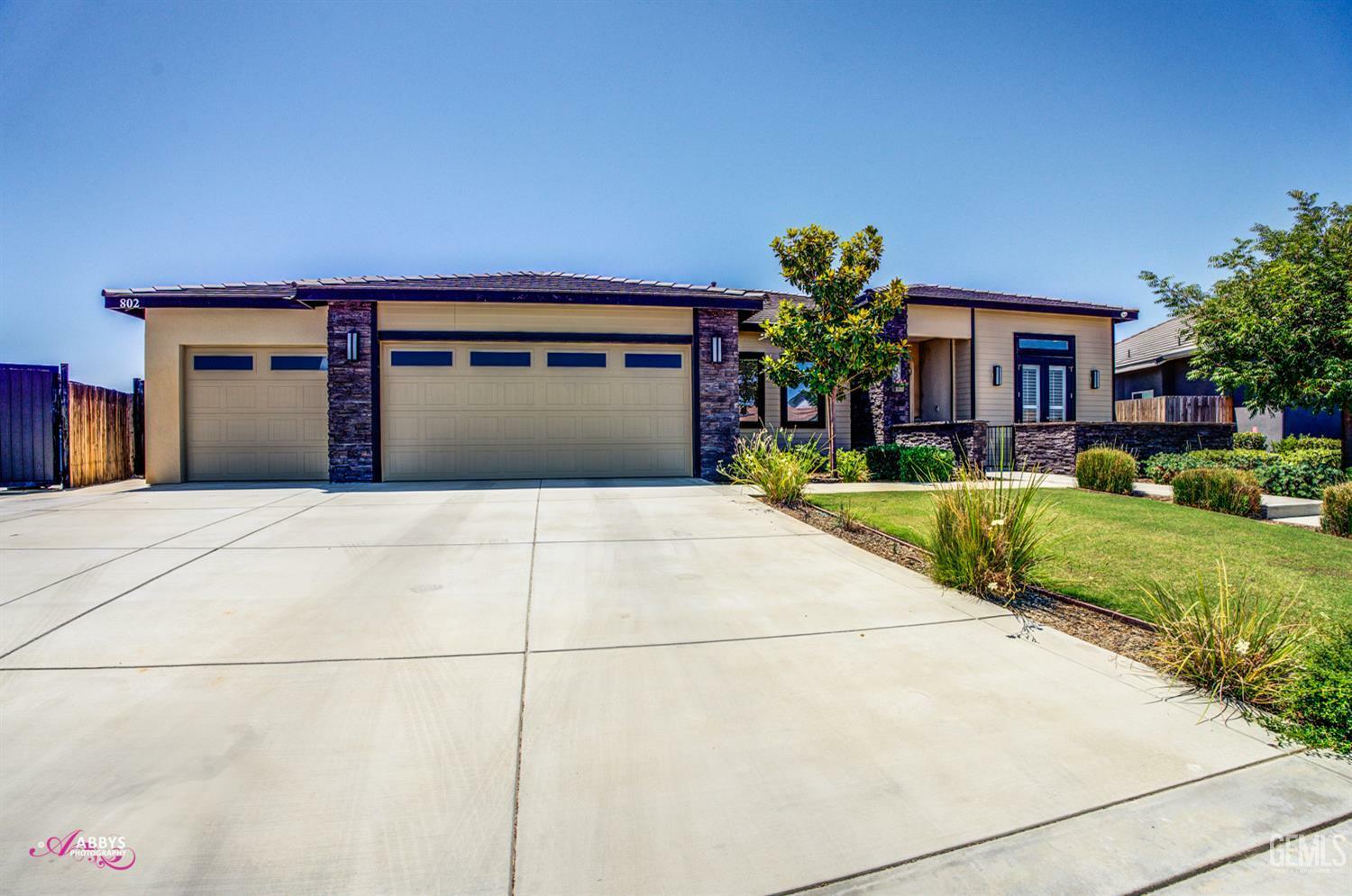 Property Photo: 802 Barre Court CA 93314