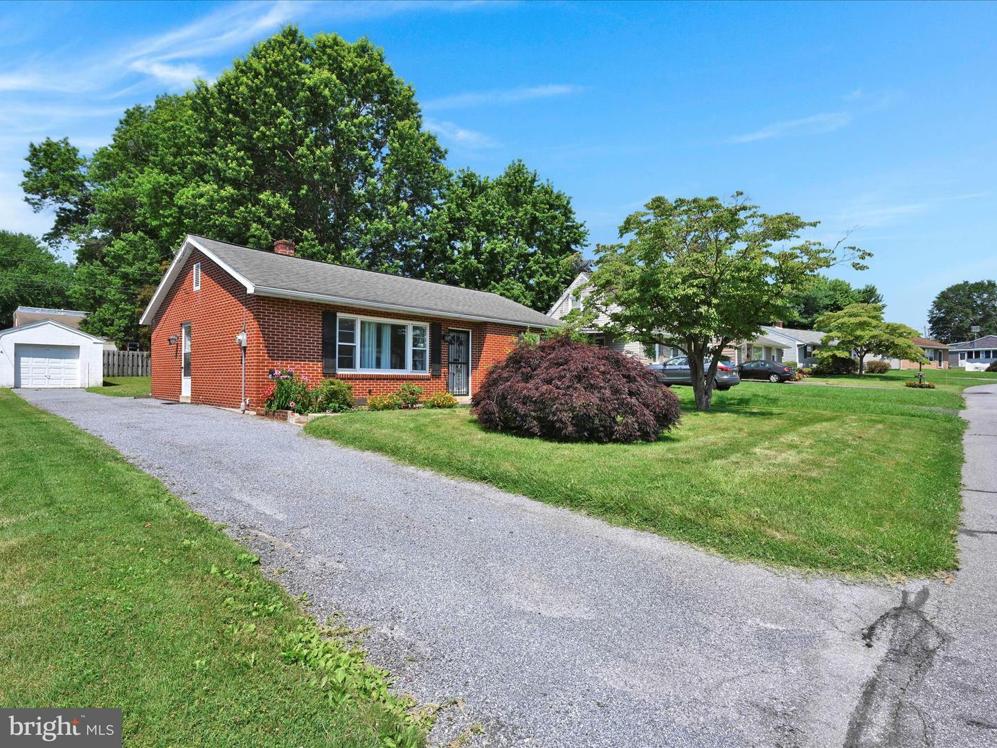 Property Photo: 28 Nursery Lane PA 17603