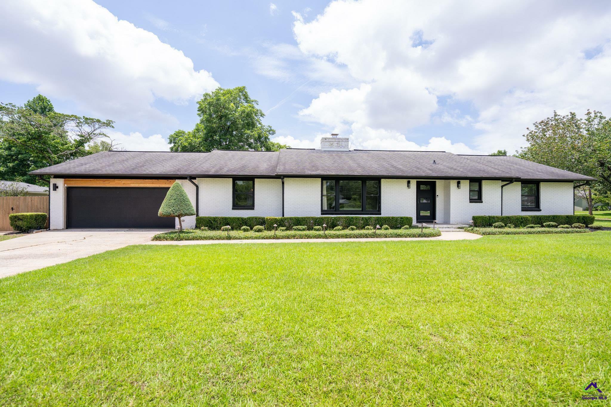 Property Photo: 1202 Fairway Drive GA 31069
