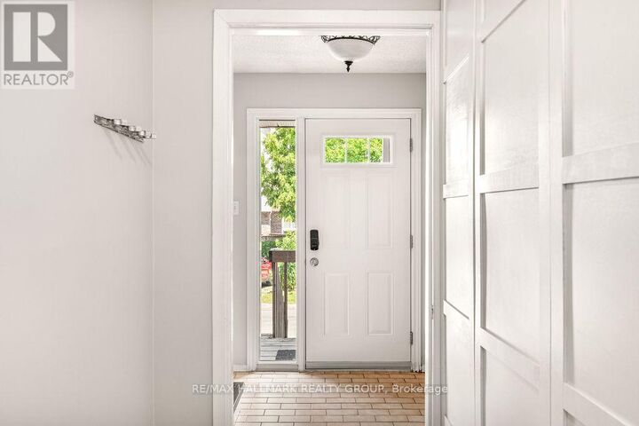 Property Photo: 1 Timberview Way 4 ON K2H 9M7