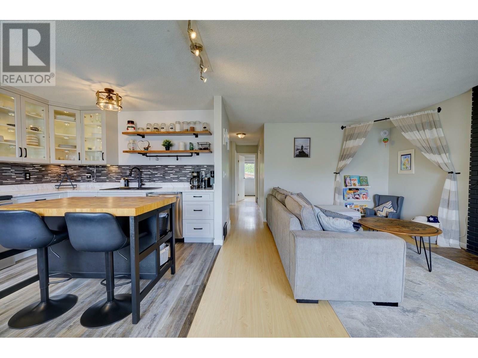 Photo de la propriété: 348 Hollyburn Drive BC V2E 1W5