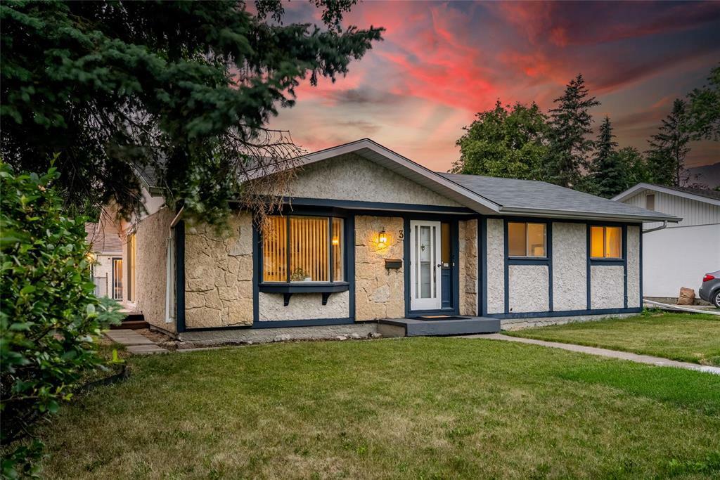 Property Photo: 3 Summerfield Way MB R2G 2B1
