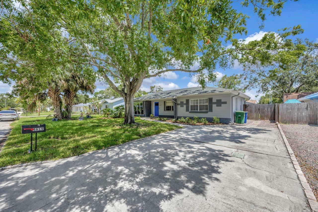Property Photo: 4619 W Bay Villa Avenue FL 33611