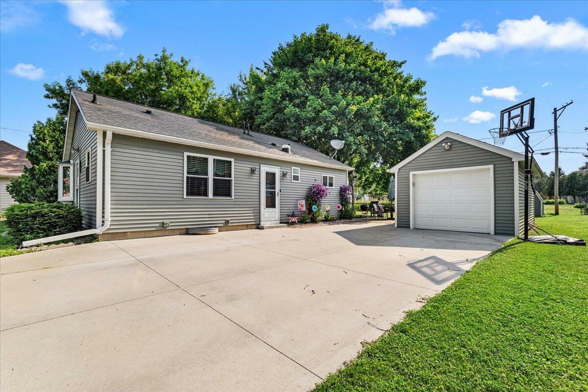 Property Photo: 1126 Roseland Dr WI 53040