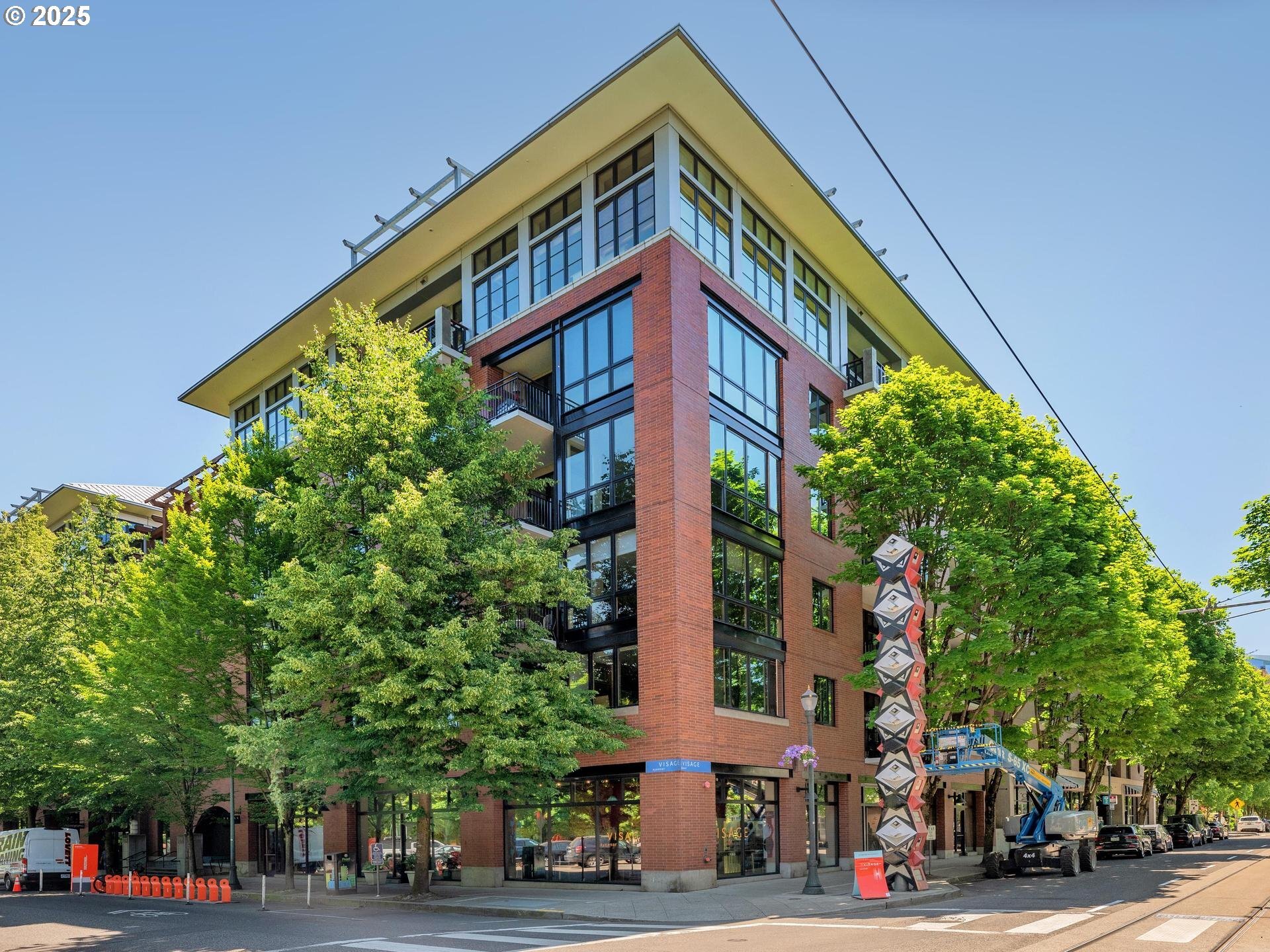 Property Photo:  725 NW 10th Ave 503  OR 97209 