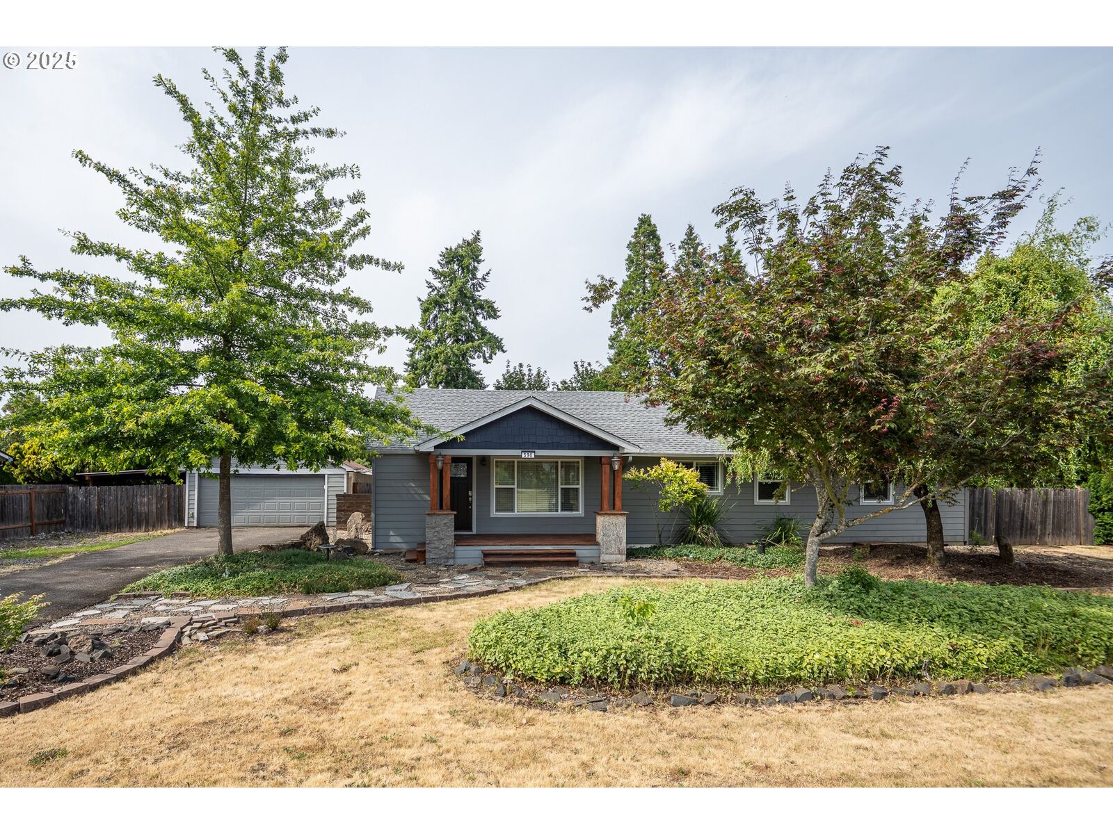 Property Photo: 590 Colonial Dr OR 97477