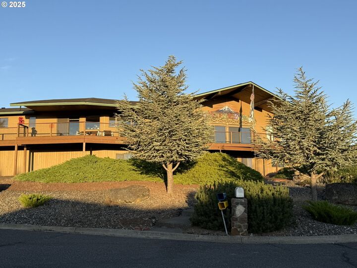 Property Photo:  1014 Roe Dr  WA 98620 