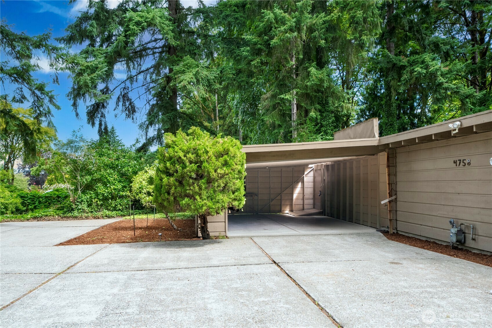 Property Photo: 4758 118th Ave SE WA 98006