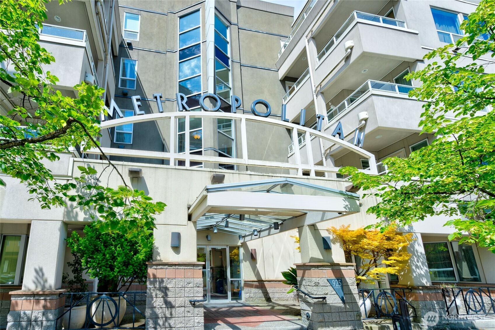 Property Photo: 925 110th Avenue NE 406 WA 98004