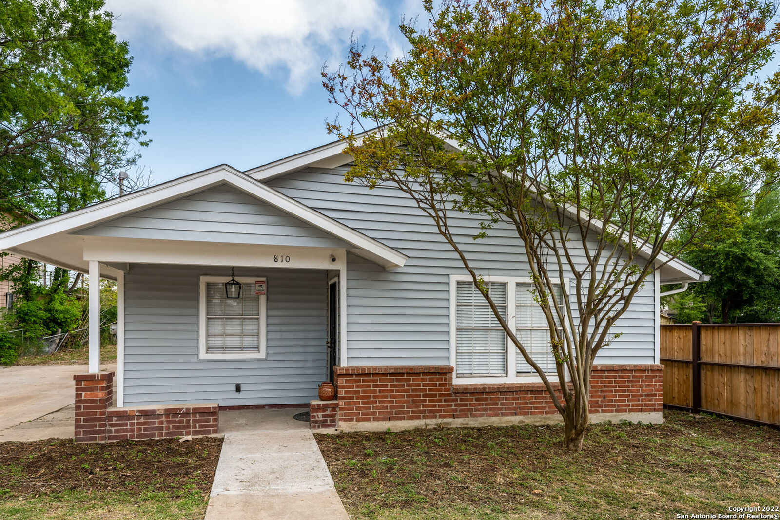 Property Photo: 810 E Euclid Ave TX 78212
