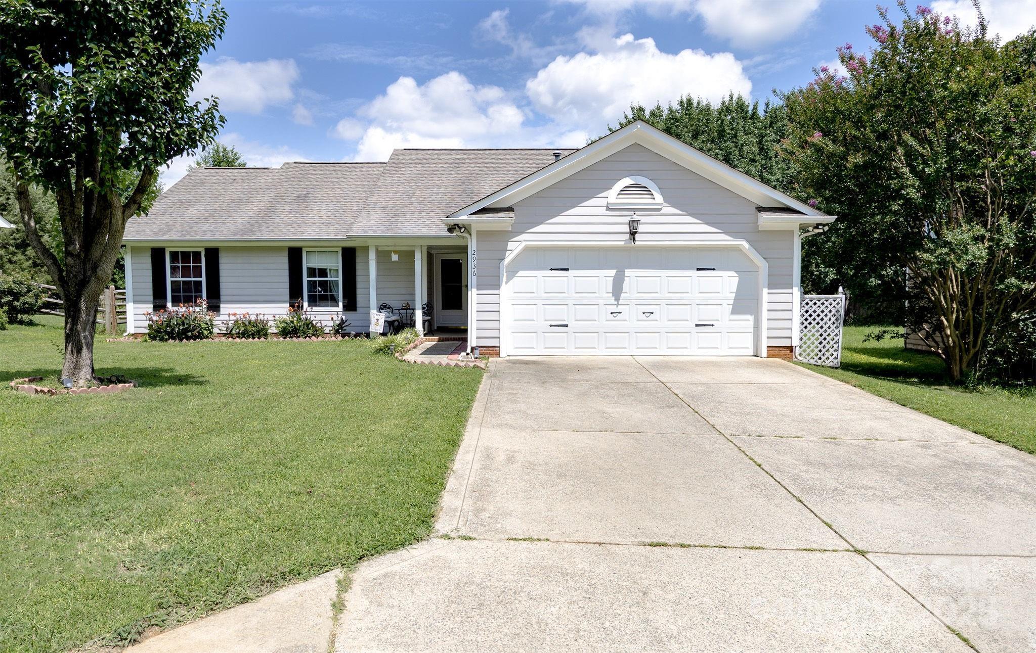 Property Photo:  2936 Walsingham Court  NC 28105 