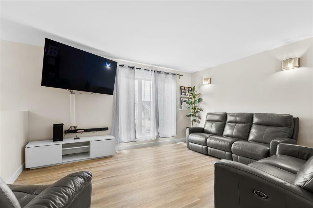 Property Photo: 9 Crescentwood Drive MB R5G 2P9