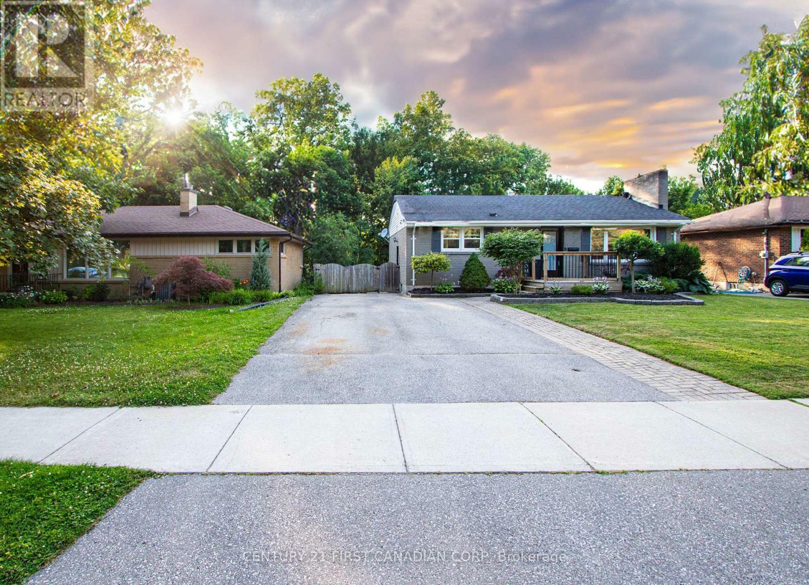 Property Photo: 230 Ridgewood Crescent ON N6J 3G6