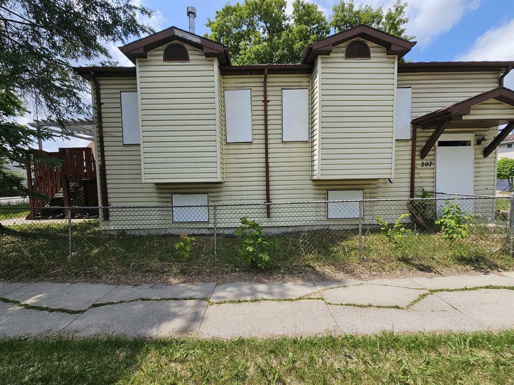 Property Photo: 307 Johnson Avenue MB R2L 0H9