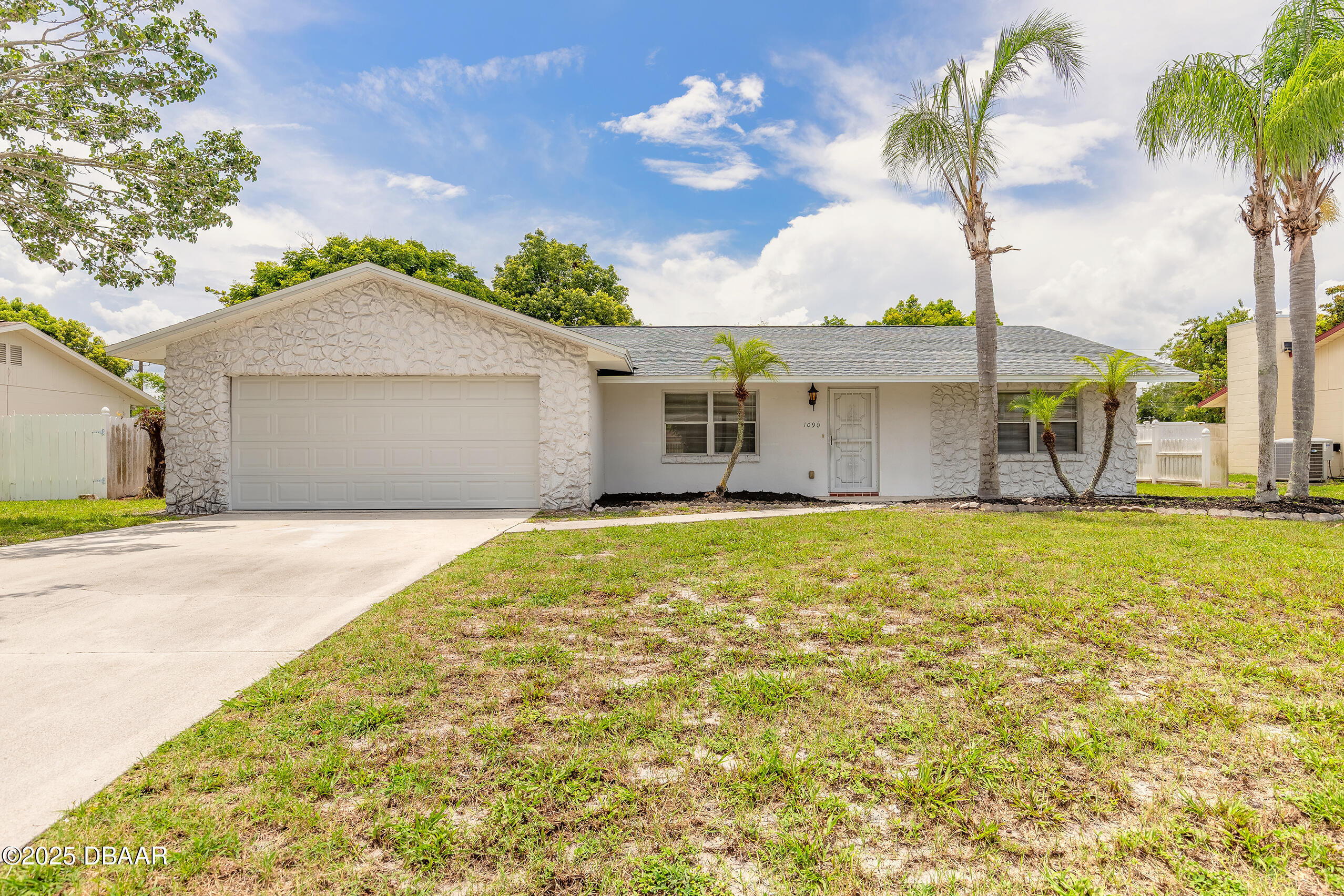 Property Photo: 1090 Wexford Way FL 32129