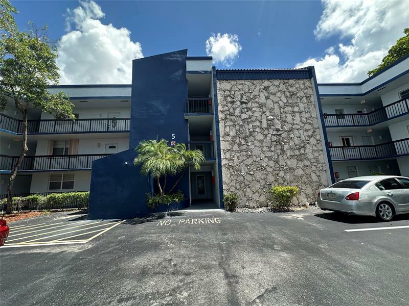 Property Photo: 3180 Holiday Springs Blvd 107 FL 33063