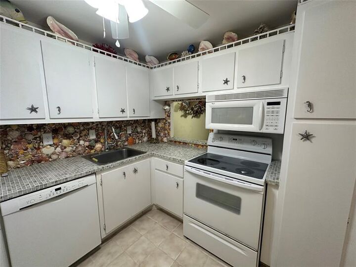 Property Photo: 3180 Holiday Springs Blvd 107 FL 33063