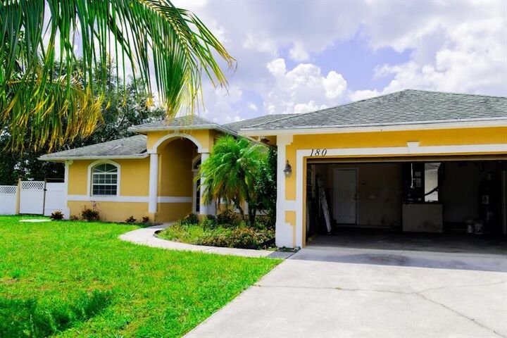 Property Photo: 180 SW Oakridge Dr FL 34984