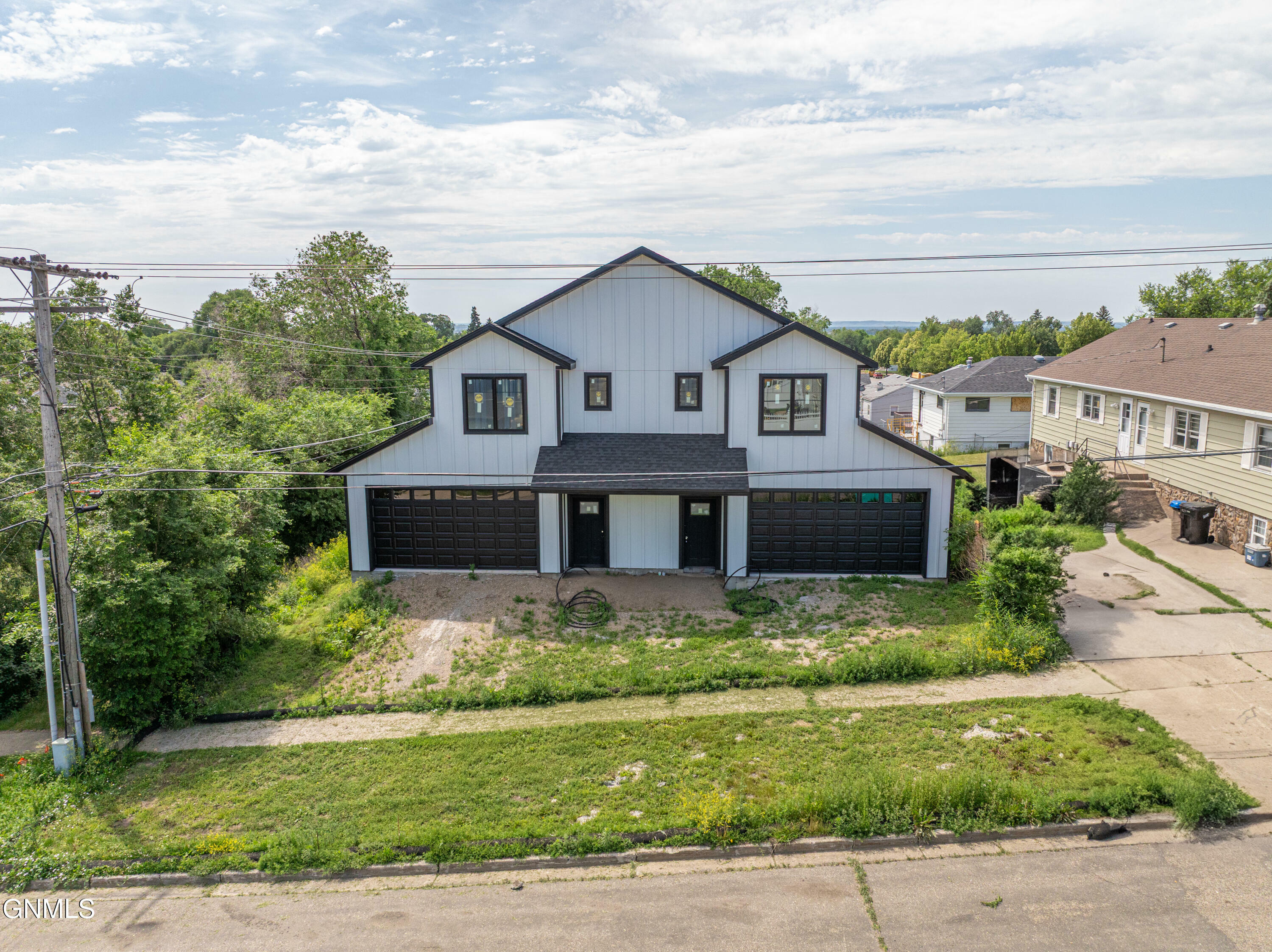 Property Photo: 1409 E Ave E ND 58501
