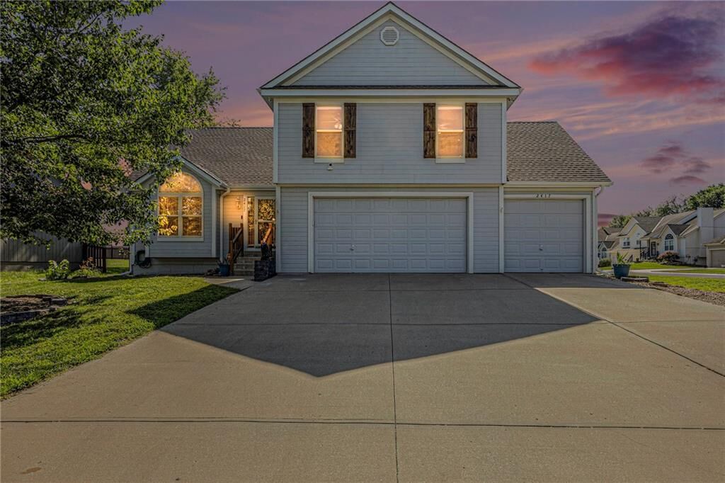 Property Photo:  2417 SW Woodhaven Lane  MO 64082 