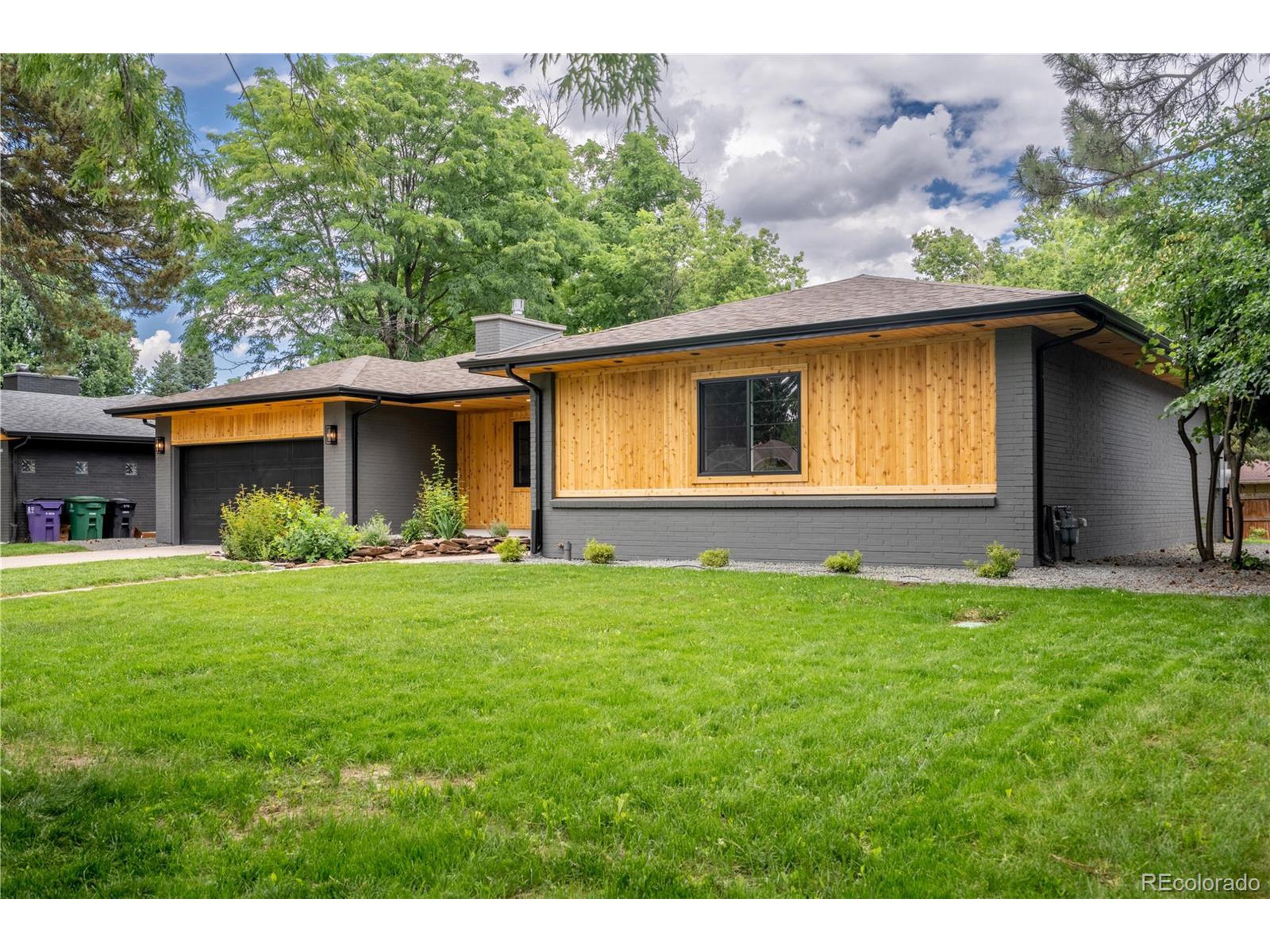 Property Photo:  