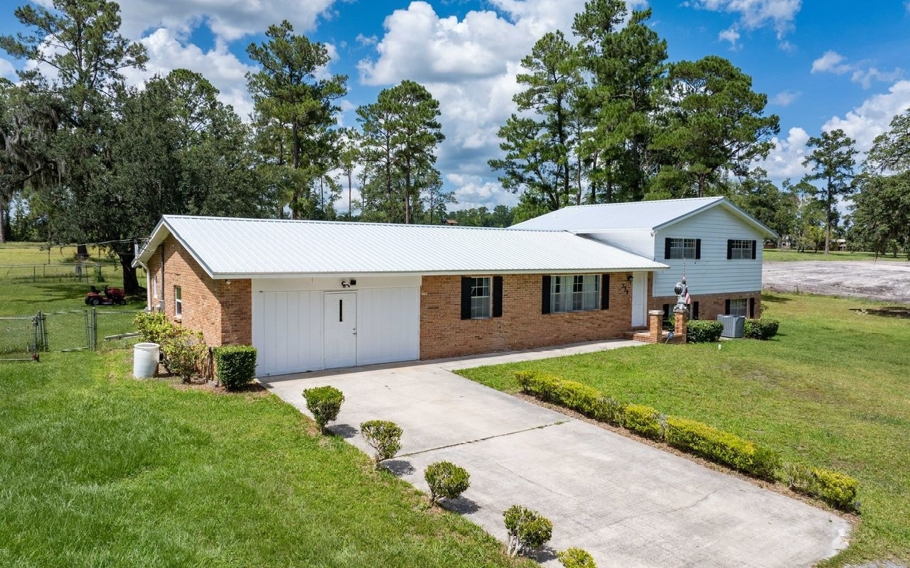 Property Photo:  
