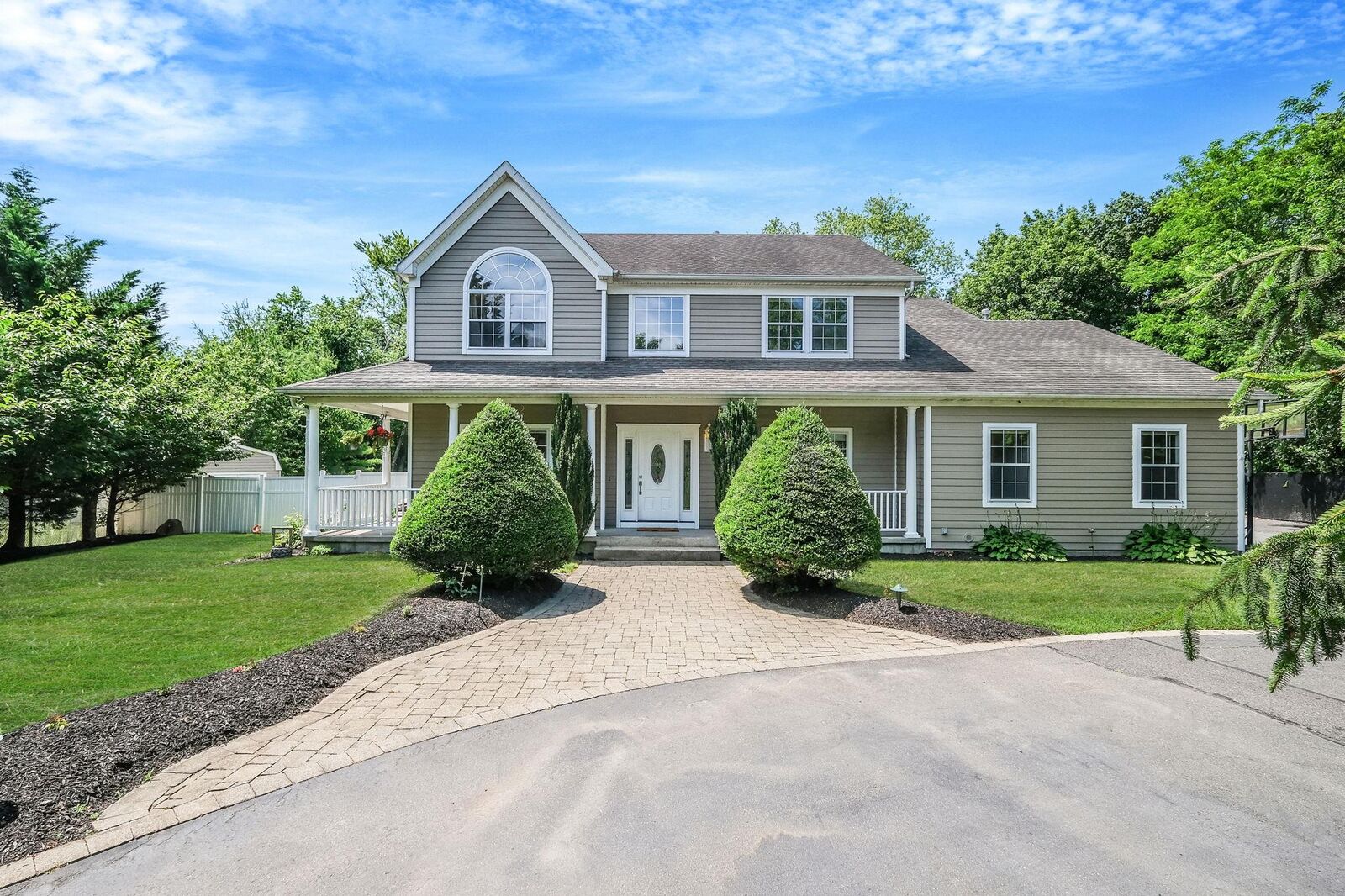 Property Photo:  6 Muellers Lane  NY 11980 