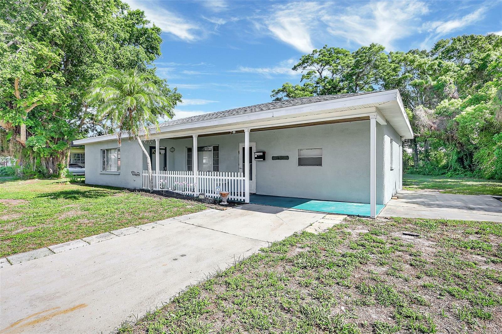 Property Photo: 2622 11th Avenue W FL 34205