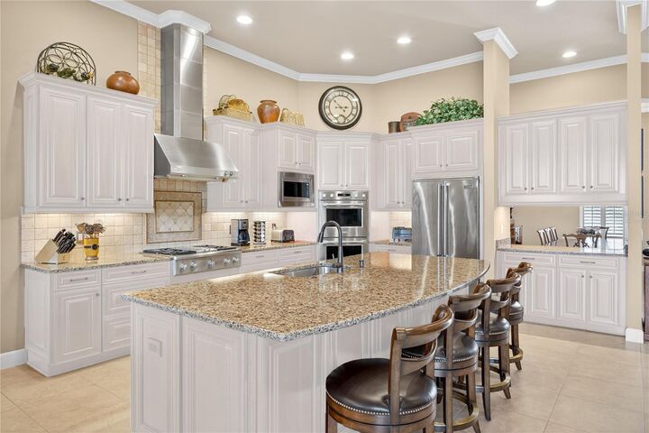 Property Photo: 5104 Benito Court FL 34211