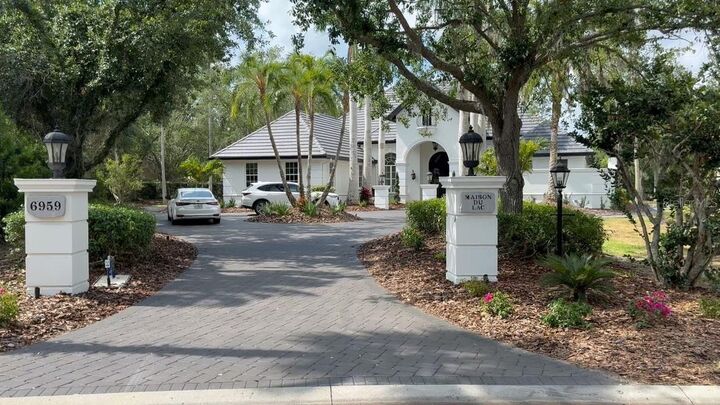 Property Photo: 6959 Westchester Circle FL 34202