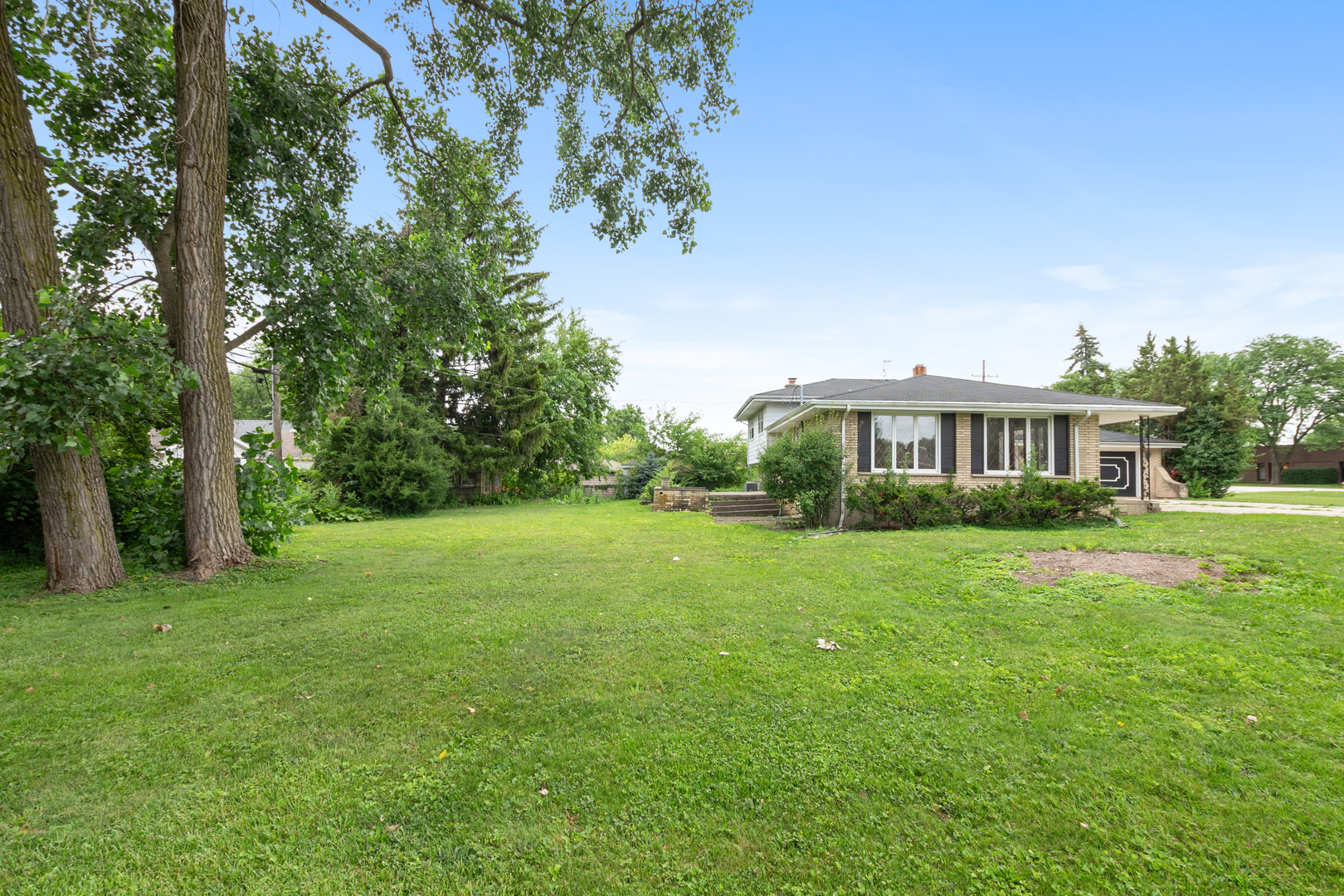 Property Photo: 3928 N Cass Avenue IL 60559