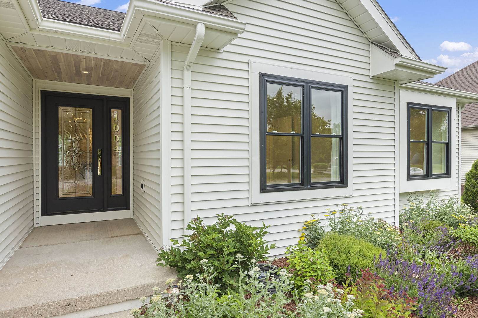 Property Photo: 1004 Golden Avenue IL 60098