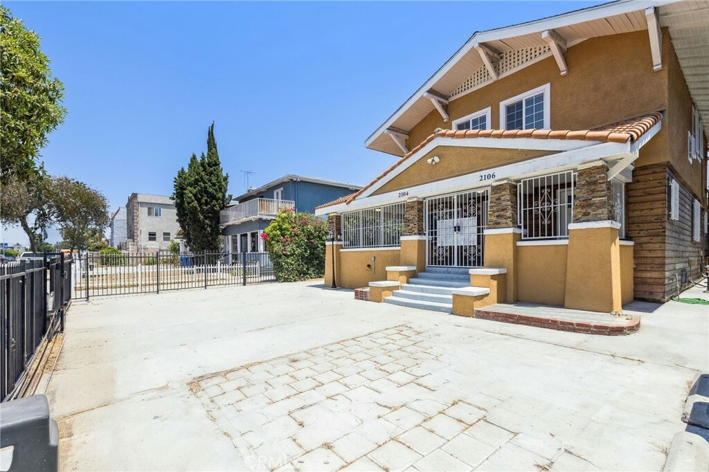 Property Photo:  2104 Crenshaw Boulevard  CA 90016 