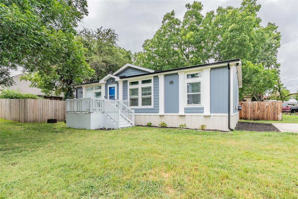 Property Photo: 427 Grayson Court TX 76058