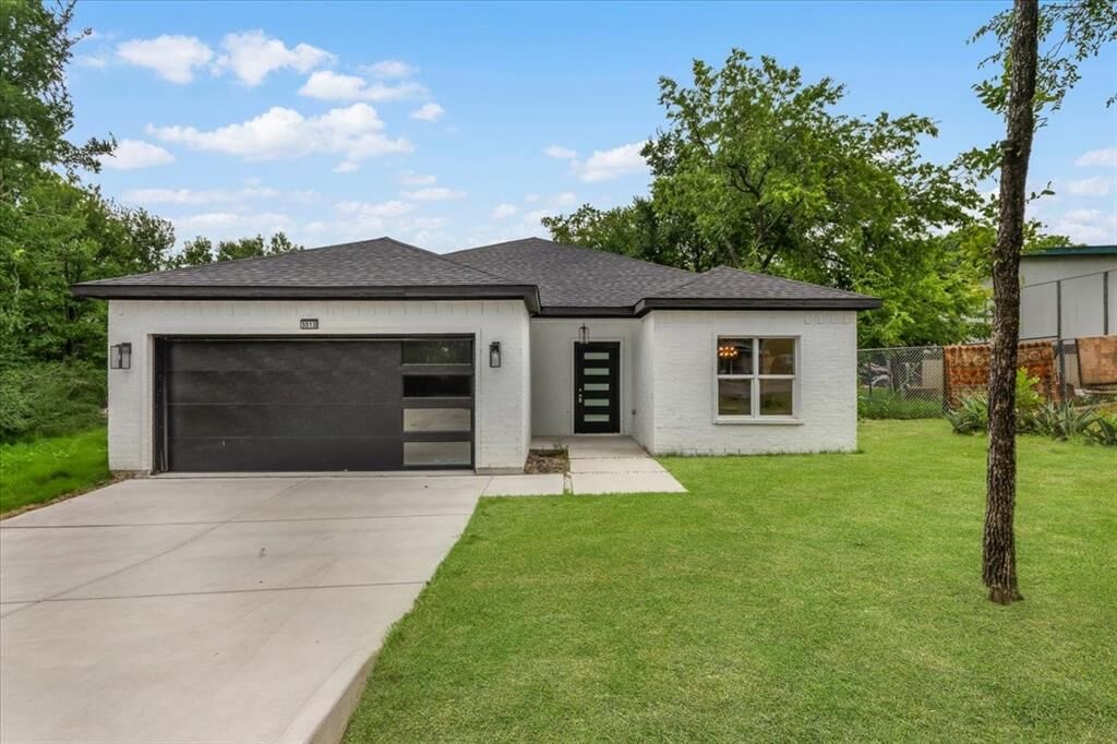 Property Photo: 3513 Woodlake Drive TX 76048