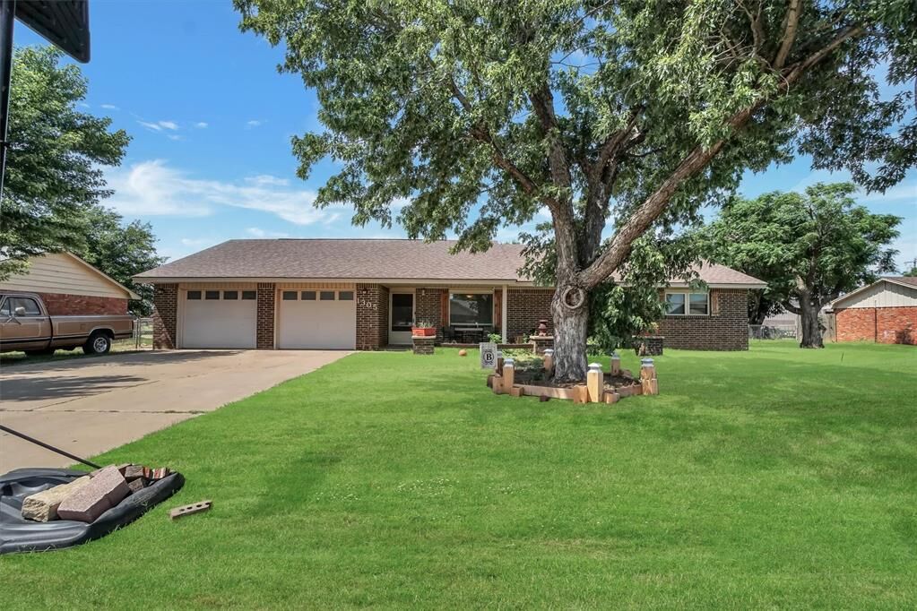Property Photo: 1305 Andy Street OK 73521