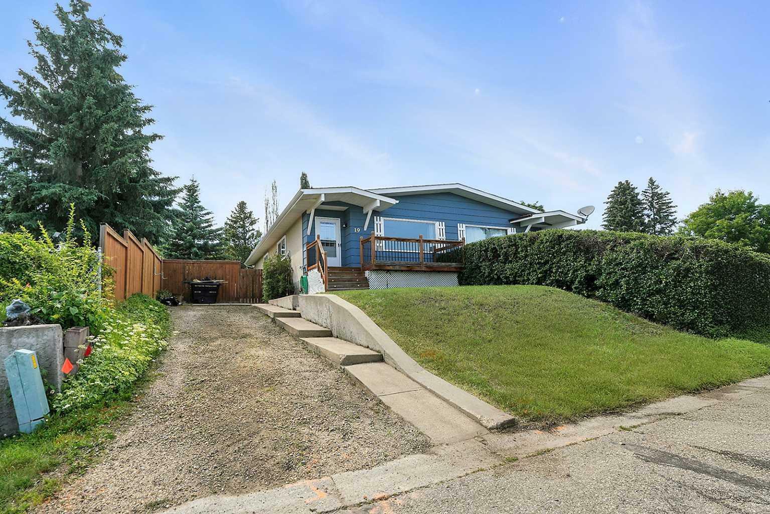 19 Green Court  Lacombe AB T4L 1R4 photo