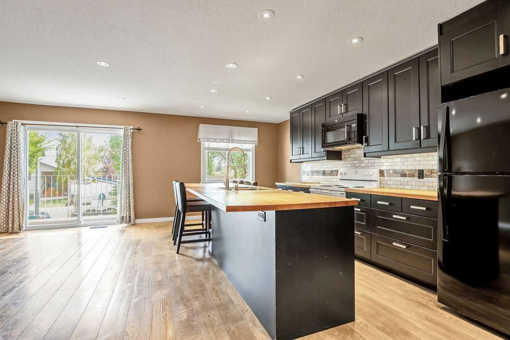 Property Photo: 1709A 7th Avenue SE AB T1V 1S5