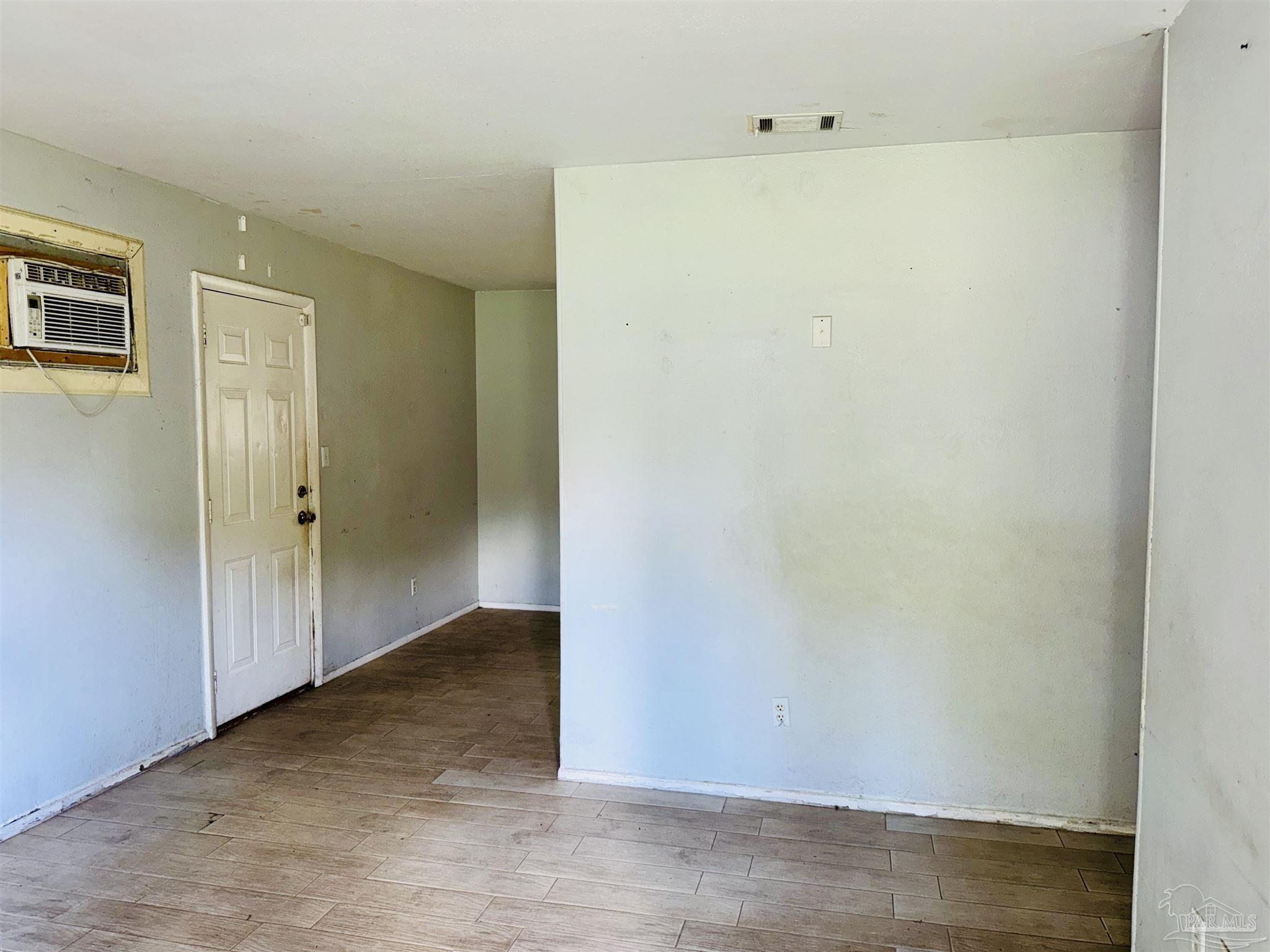 Property Photo: 4680 Oakland Dr FL 32526