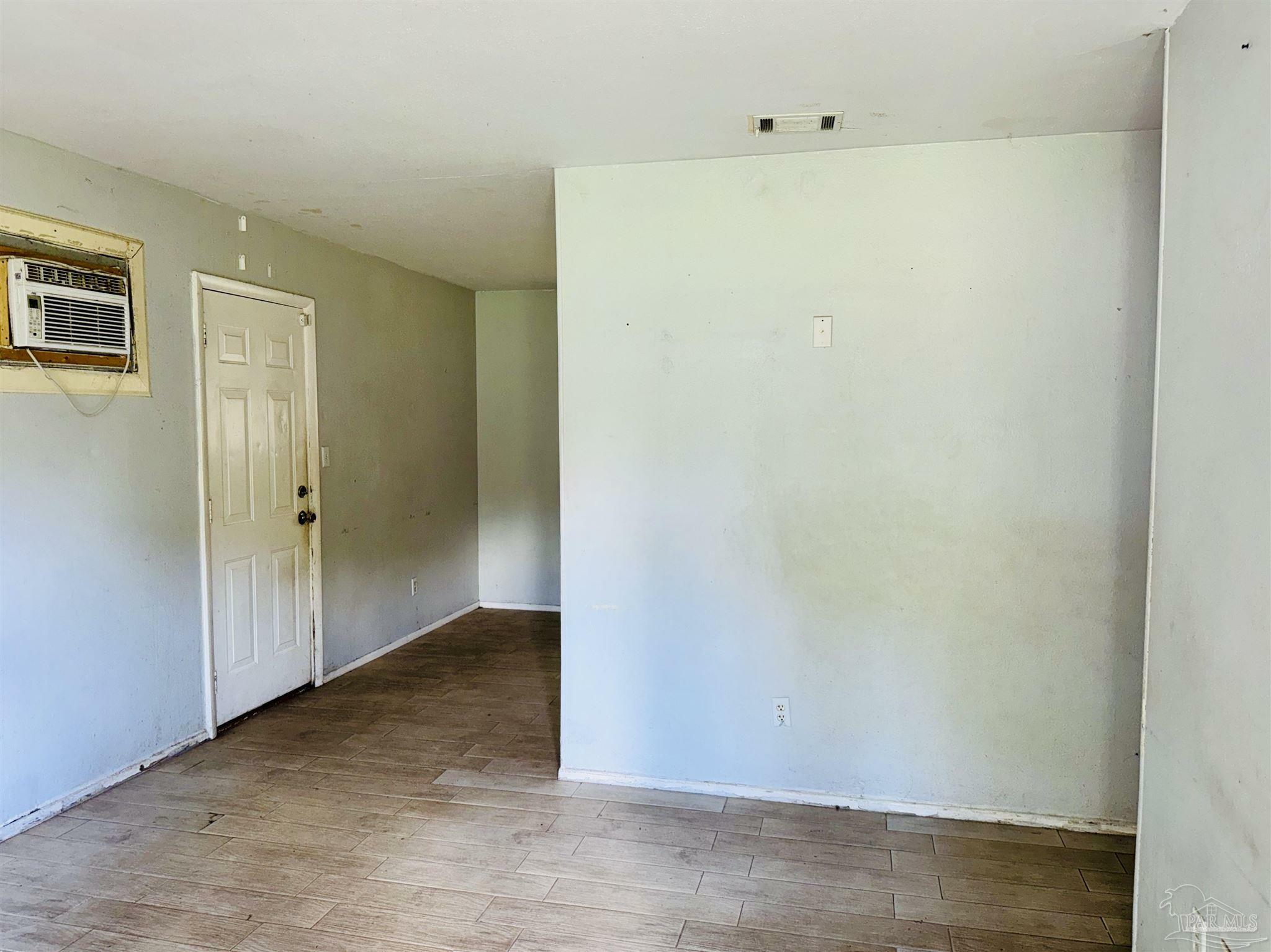 Property Photo: 4680 Oakland Dr FL 32526