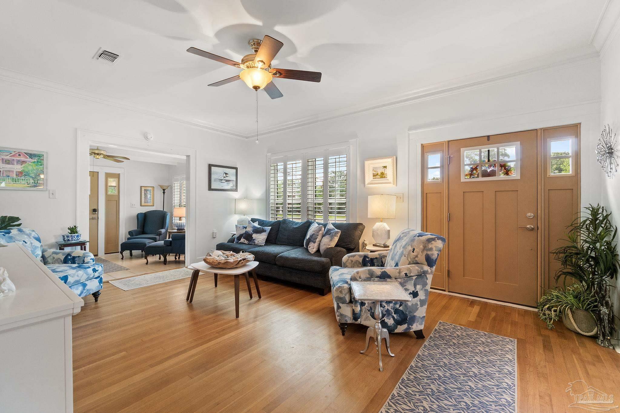 Property Photo: 1818 E Lakeview Ave FL 32503
