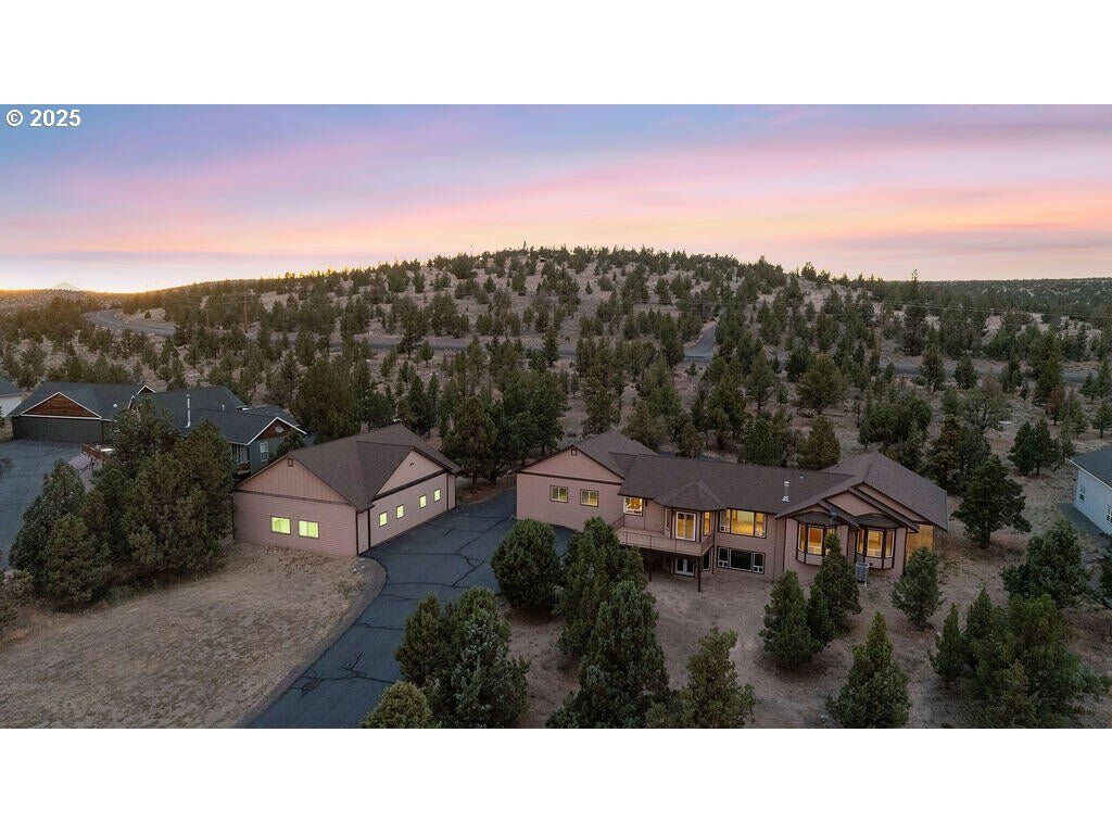 Property Photo: 2263 SE Landings Way OR 97754