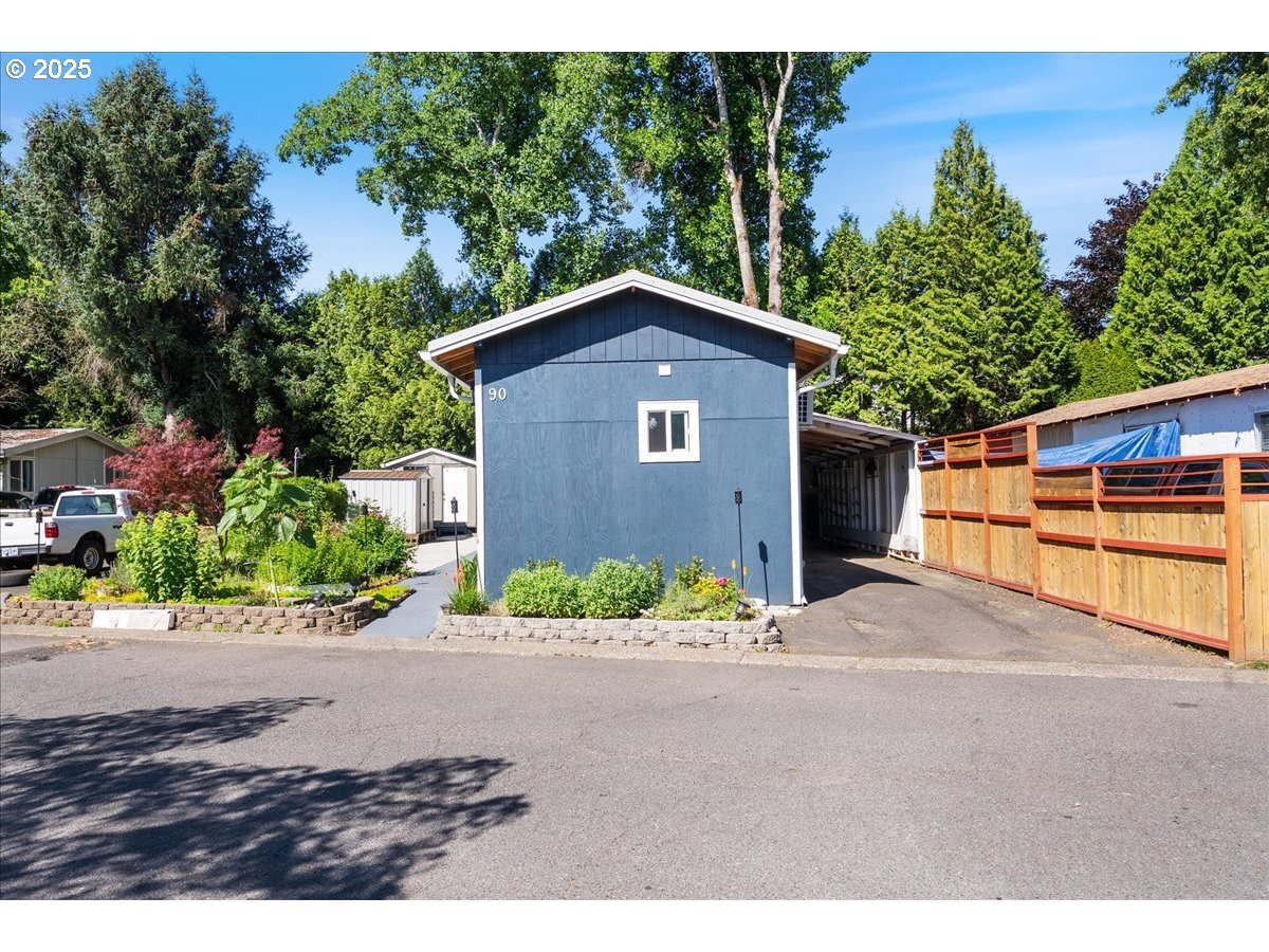 Property Photo: 10405 SW Denney Rd 90 OR 97008