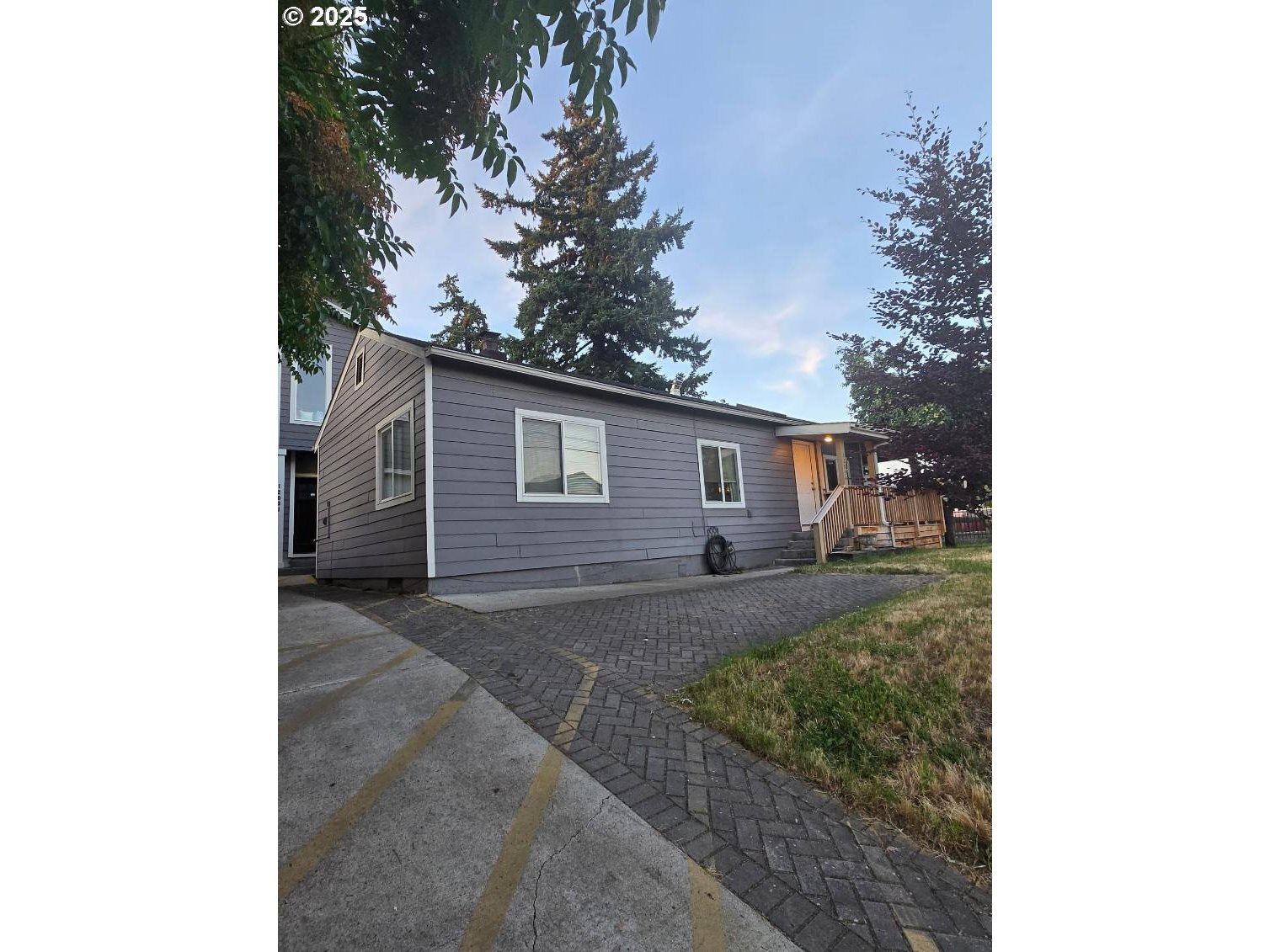Property Photo: 12037 SE Mill Ct OR 97216