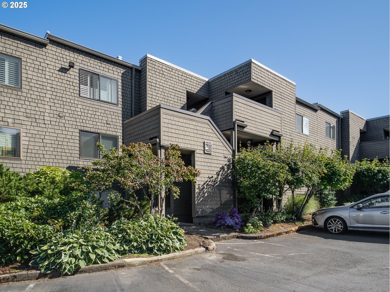 Property Photo: 5624 S Riverside Ln OR 97239