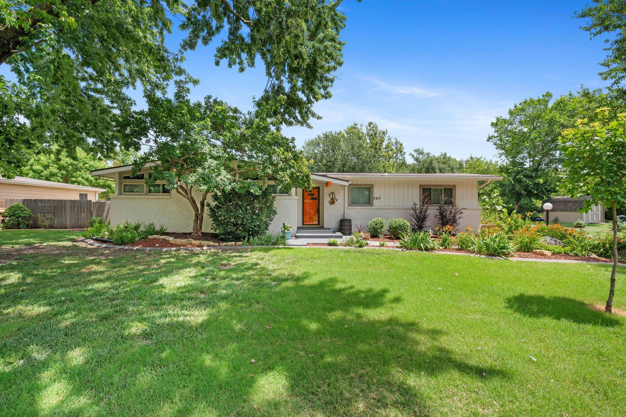 Property Photo: 262 S Bonnie Brae St KS 67207