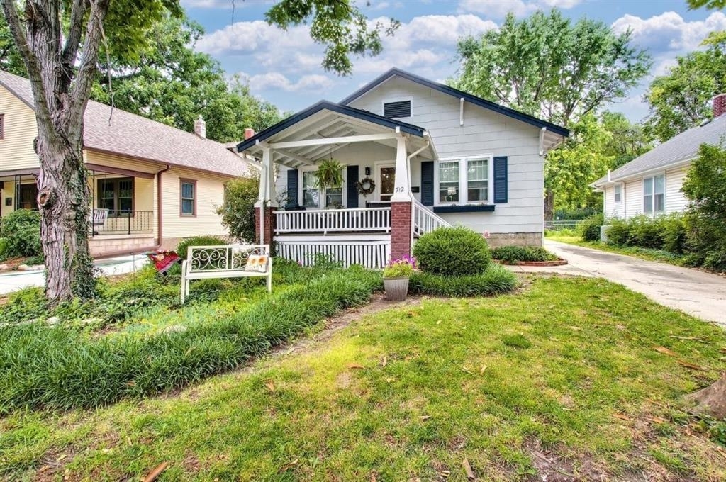 Property Photo: 712 E 4th St KS 67114